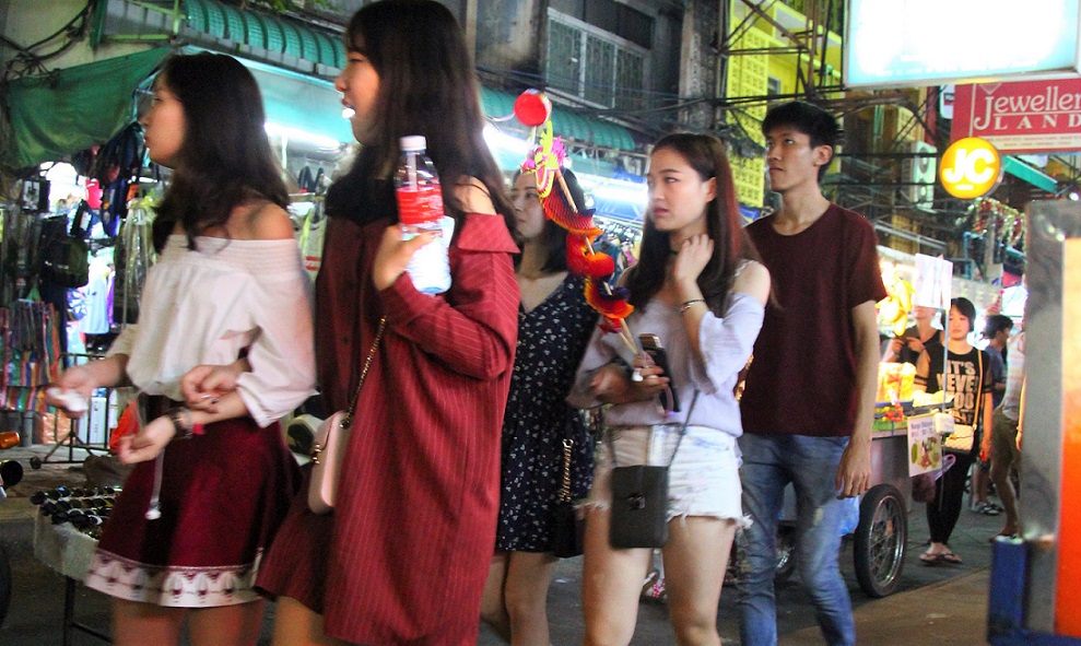 バンコクのカオサン通りを歩く観光客たちの写真