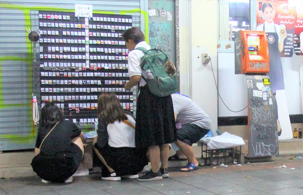 バンコクの店先でピアスを選ぶ女子高生たち