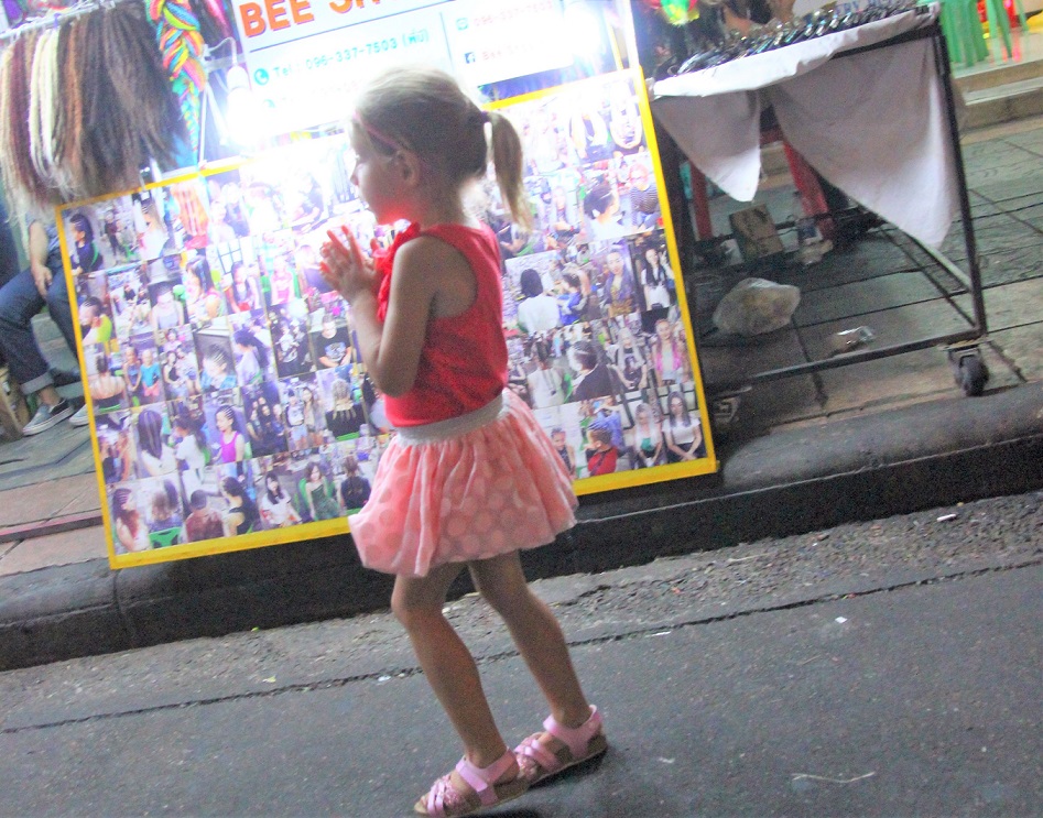 バンコクのカオサン通りに観光できた少女の写真