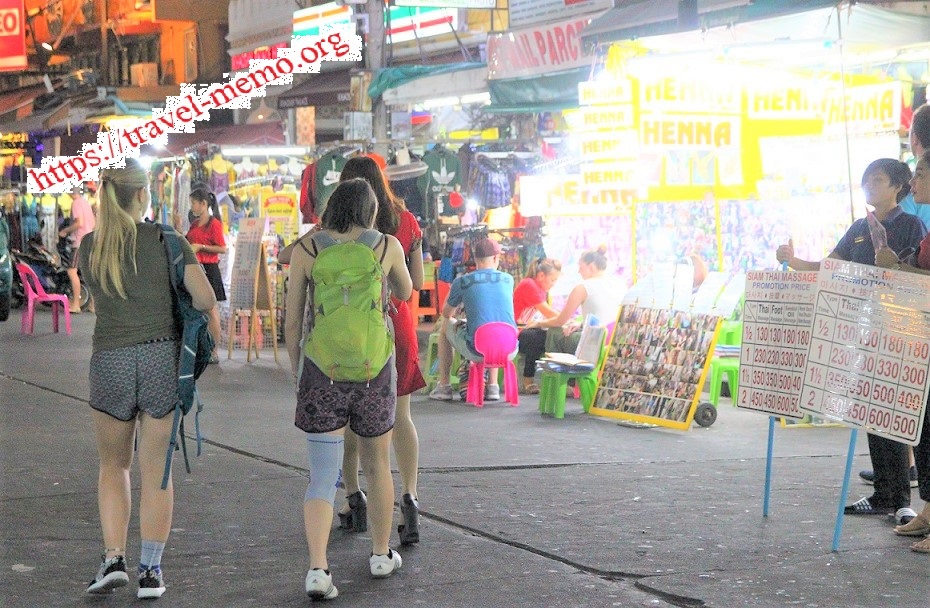 タイのバンコクのカオサン通りの観光客の女性たち写真