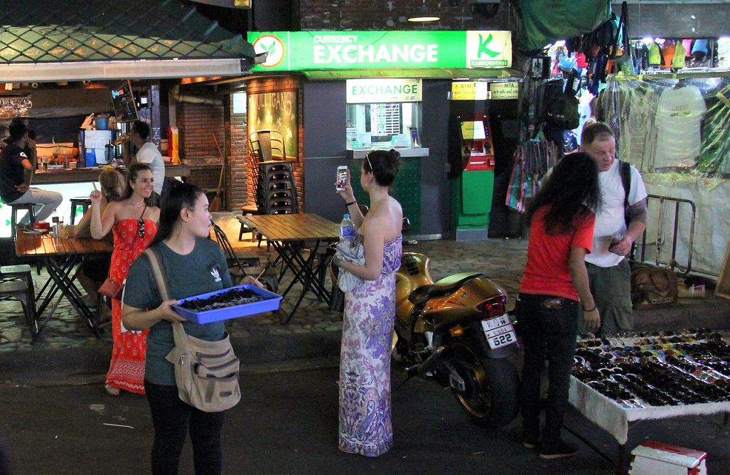 タイのバンコクのカオサン通りのサソリ売りの女性の写真