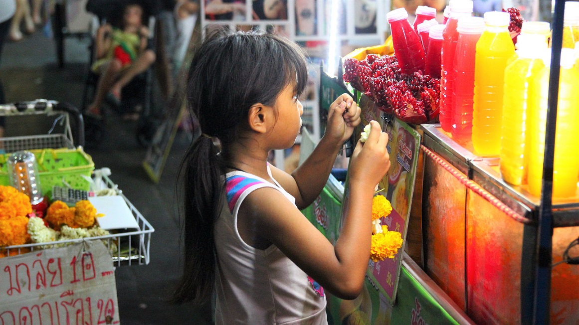 少女｜タイのバンコクのカオサン通りの花売りの女の子写真