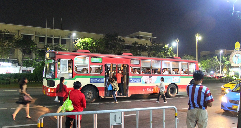 海外旅行はバンコクへ｜カオサン通りのバス停でバスに駆け込む人々の写真