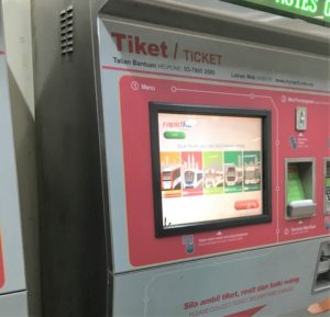 マレーシア鉄道の切符購入機械の写真