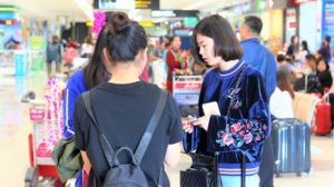海外旅行はベトナムへ。ホーチミン空港の観光客のアジア系美女の写真