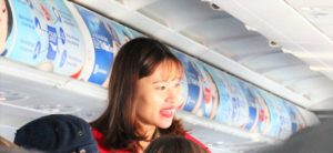 海外旅行はベトナムへ。ホーチミン空港に着いたエアアジアの飛行機の機内の美人CAの写真