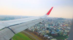 海外旅行はベトナムへ。ホーチミン空港に着いたエアアジアの飛行機の機内の写真