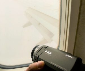 飛行機の窓から旅カメラのCX680で撮影する