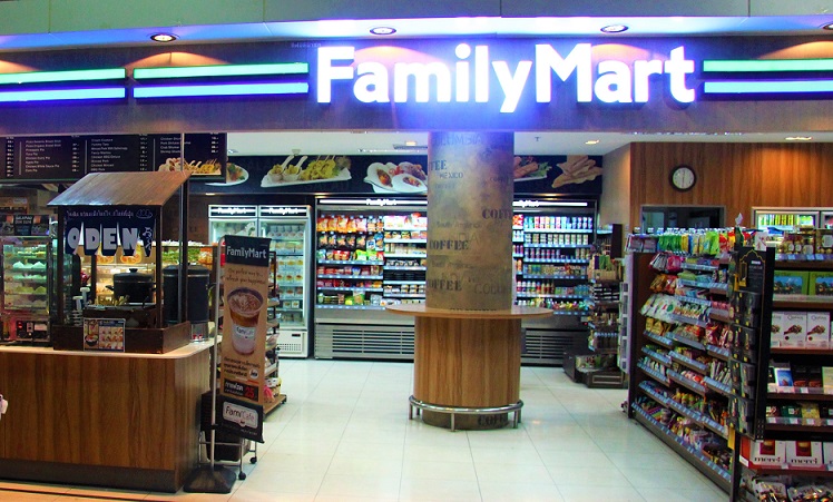 おでんは外国でも大人気。タイのスワンナプーム空港のコンビニにはおでんコーナーがある。