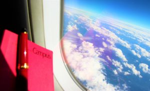 飛行機の窓と万年筆【海外旅行】