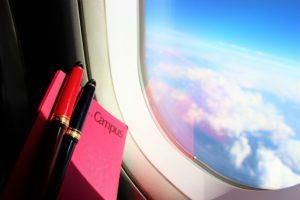 飛行機の窓と万年筆【海外旅行】