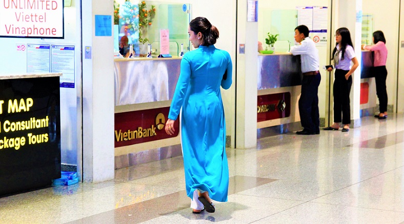 ハノイ(ノイバイ)空港を歩くアオザイのキャビンアテンダントの写真【ベトナム旅行】