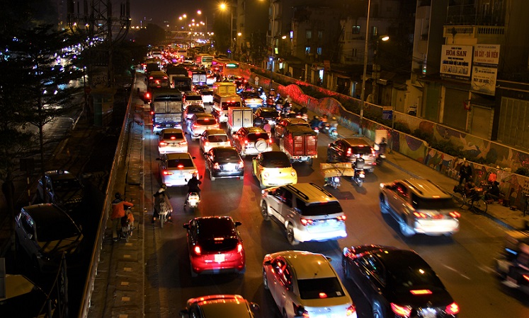 ハノイの道路を走る車、渋滞している【ベトナム旅行】