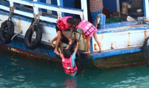 サメット島のナダン港でおぼれる子供たち