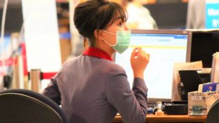 マスクを着用した中華航空の乗務員CA　新型肺炎コロナウイルス対策　台北桃園空港