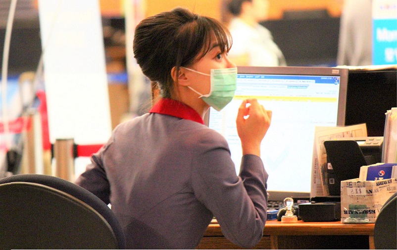 マスクを着用した中華航空の乗務員CA　新型肺炎コロナウイルス対策