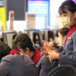 マスクを着用した中華航空の乗務員CA　新型肺炎コロナウイルス対策　台北空港