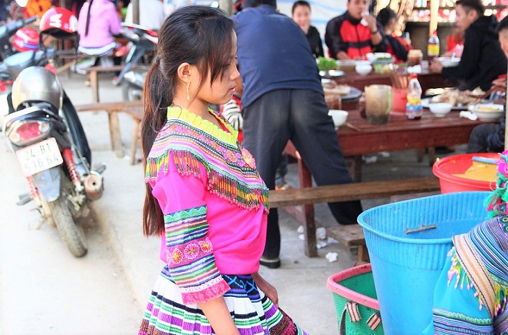 幻のバックハー市場の行き方と地図 モン族の希少な民族衣装が咲く サンデーマーケットで手作りのお土産を買う ベトナム旅行