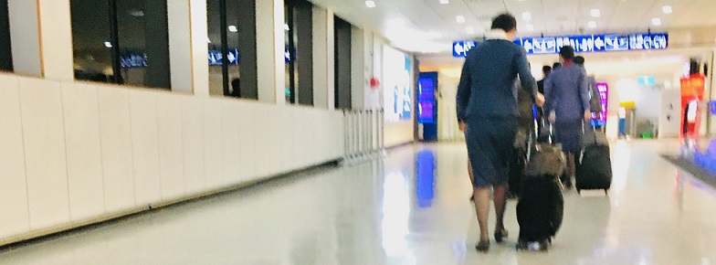 台北到着空港の廊下を歩くCA－ほとんど人がいない