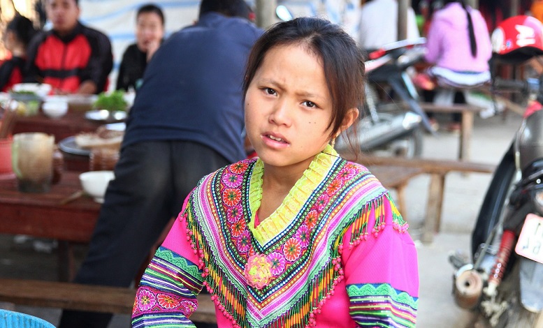 ベトナム旅行バックハーの民族衣装の女のこの写真