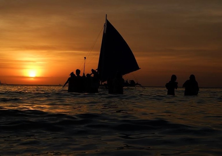 フィリピンの海の夕陽の写真