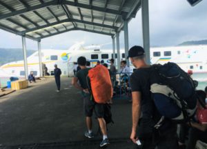 フーコック島のバイボンフェリーターミナル｜到着時間には、ここにぼったくりタクシーの運転手が大勢いる