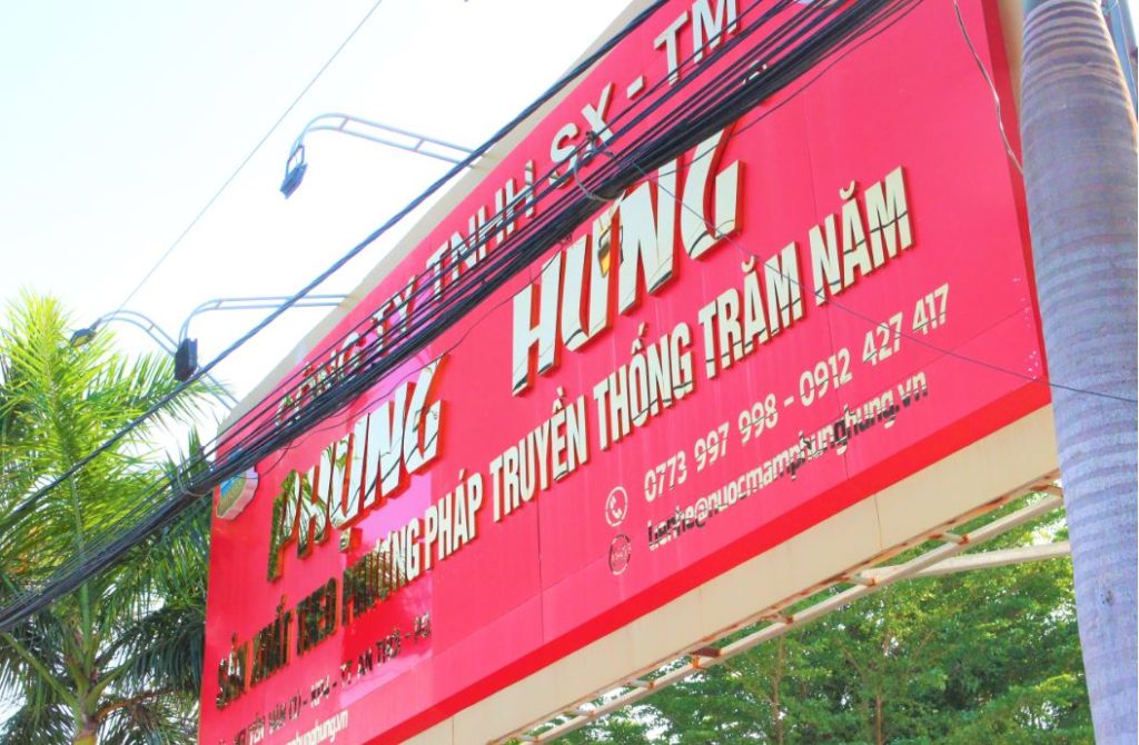 ベトナムの定番の調味料｜ヌックマム工場の看板