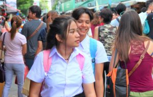 バンコクのチャトゥチャック市場の女子高生｜タイ旅行