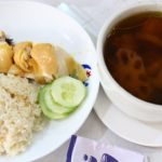 東源鶏飯の絶品チキンライスとスープの写真
