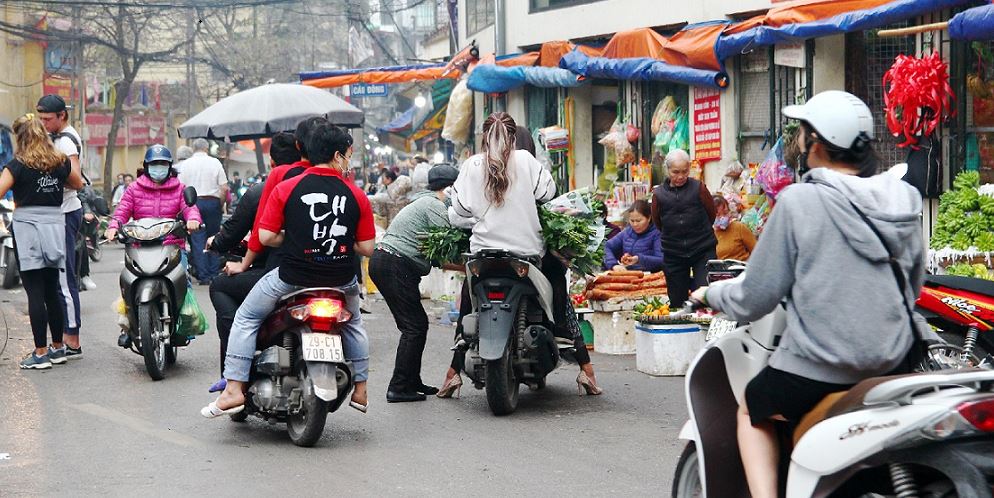 ドンスアン市場で買い物をするハノイの住人達