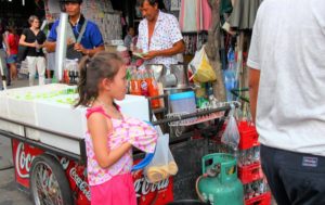 バンコクのチャトゥチャック市場の子供｜タイ旅行