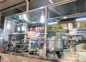 ホーチミンの人気店、チョロン地区の東源鶏飯の台所の写真。