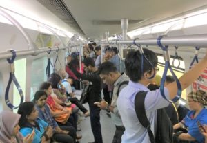 マレーシアの電車ＫＴＭの車内の写真