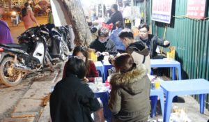 ハノイのＢ級グルメをドンスアン市場横のブン屋で食べる