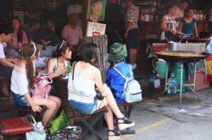 バンコクのチャトゥチャック市場の食堂の女性｜タイ旅行