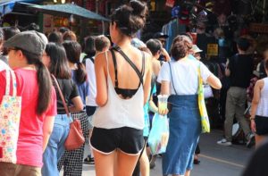 バンコクのチャトゥチャック市場の買い物中の観光客の女性｜タイ旅行