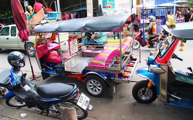 世界最大の市場、バンコクのチャトゥチャックマーケットのトゥクトゥク
