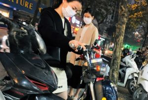 ハノイはバイクの女性が多い｜ベトナム旅行
