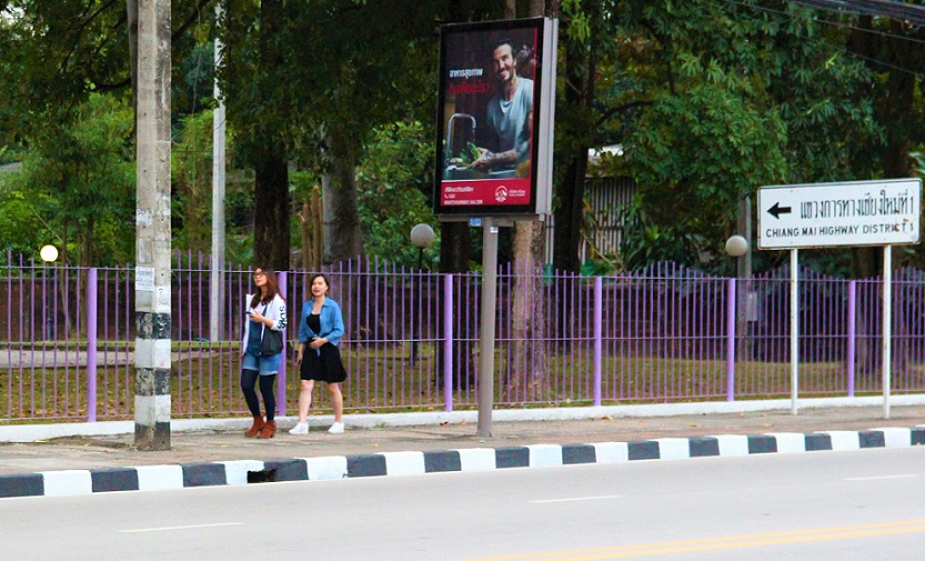タイのチェンマイ大学は紫色のフェンスで囲われている