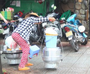 田舎からハノイに出てきて路上で行商をして生計を立てるベトナム人の女性
