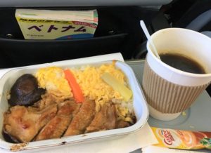 ベトナム旅行に行こう！まずは機内食を食べる