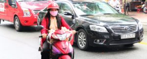 ベトナム旅行｜ホーチミンを走るバイクの女性