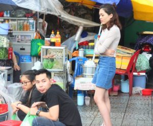 ベトナムでは若者でも路上の屋台で仲間と飲食する姿は変わらない