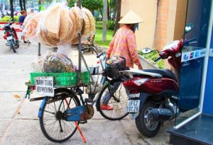 自転車で行商をしているベトナム人の男性