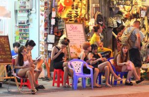 ベトナムのホーチミン最大の夜遊びスポット、ブイヴィエン通りのマッサージ店で客待ちをする女性たちの写真