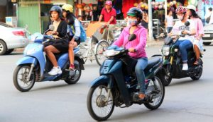 バイクで通勤通学するベトナムの女性たち