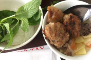 ハノイ名物の麺料理ブンチャー｜鳥の炙り肉を塩醤油スープに付けて食べる