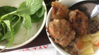 ハノイ名物の麺料理ブンチャー｜鳥の炙り肉を塩醤油スープに付けて食べる