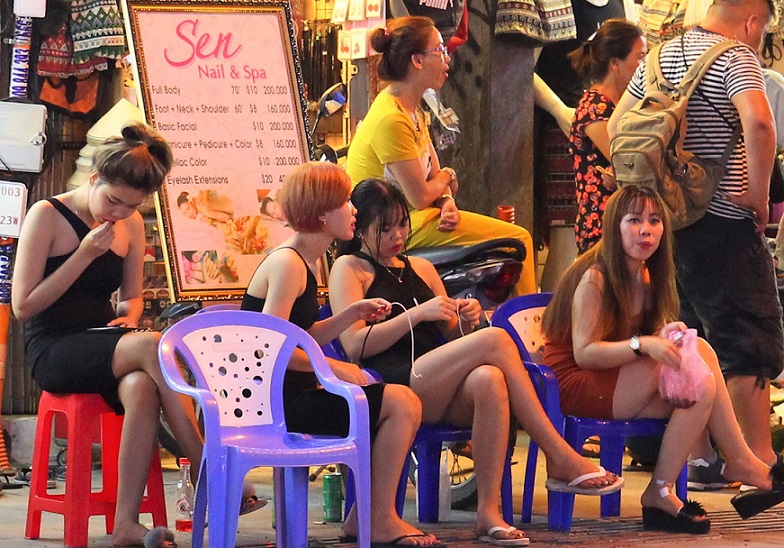 ベトナムのホーチミン最大の夜遊びスポット、ブイヴィエン通りのマッサージ店の料金の価格表の写真