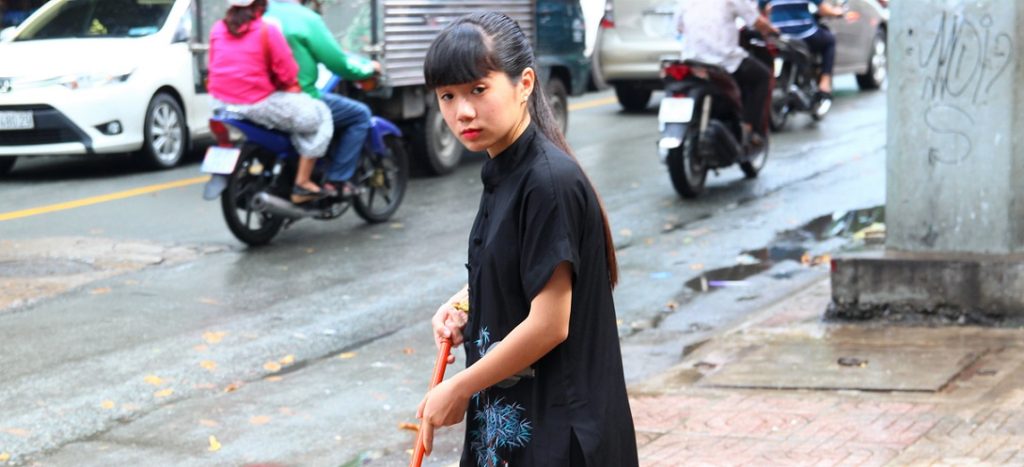 ベトナム旅行｜黒いアオザイを着た、ホーチミンで働く美少女